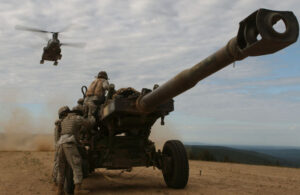 men on howitzer